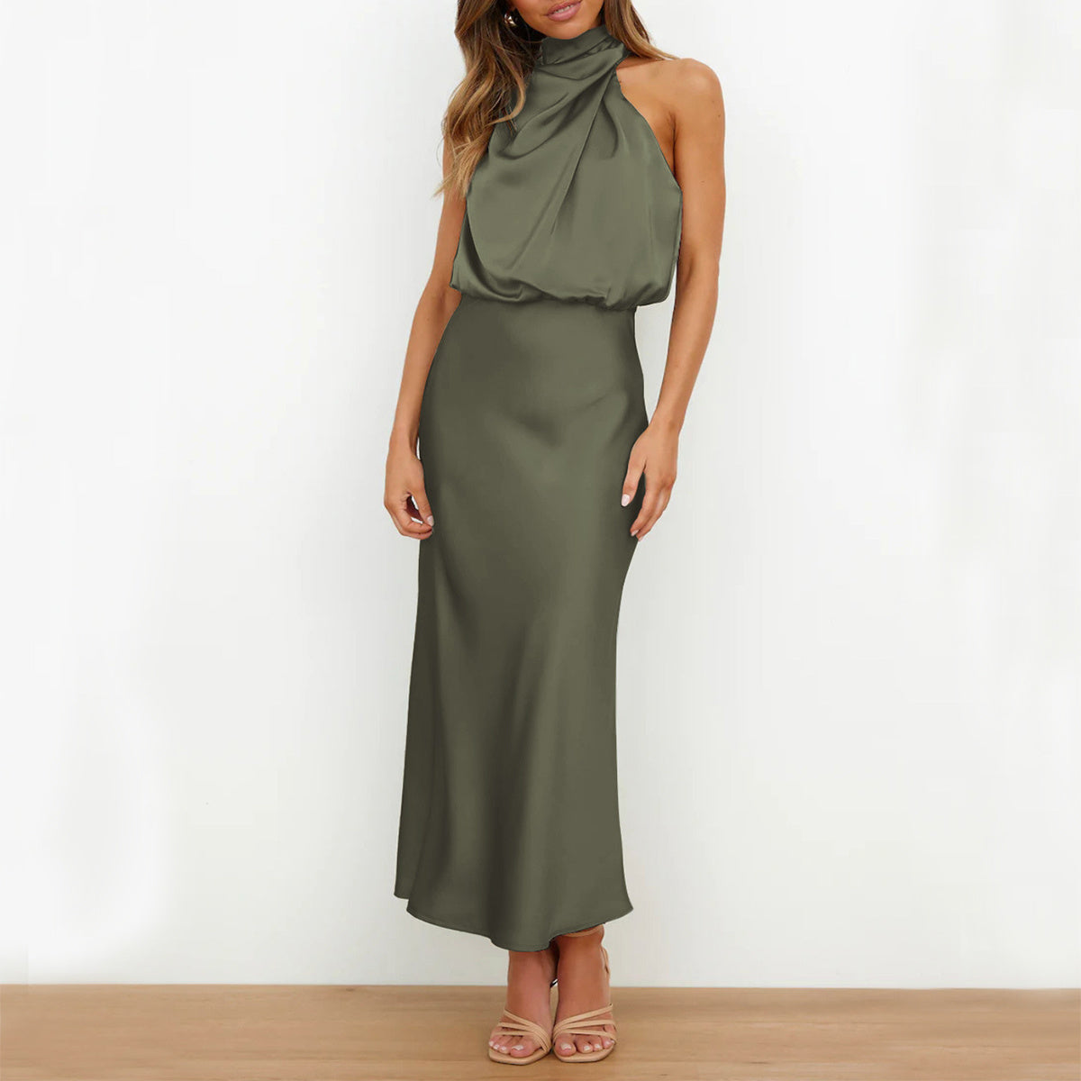 Robe Satinée Élégante – Soirée d’Été